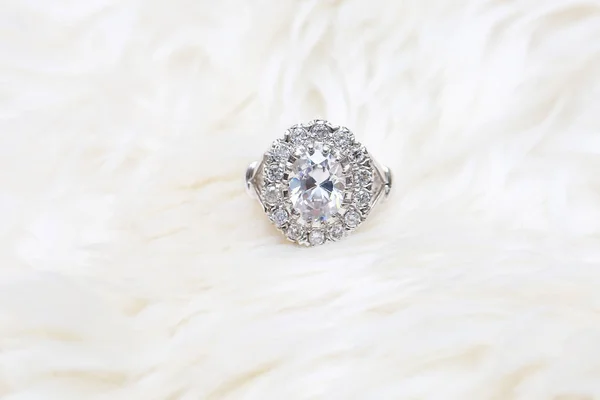 Anillo de diamantes en tela blanca — Foto de Stock