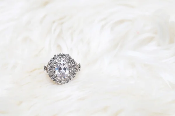 Anello diamante su tessuto bianco — Foto Stock