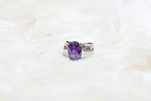Алмазне кільце і фіолетовий камінь — стокове фото