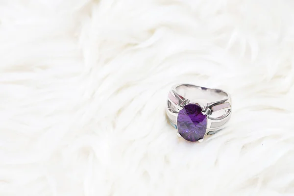 Gema púrpura en anillo de plata — Foto de Stock