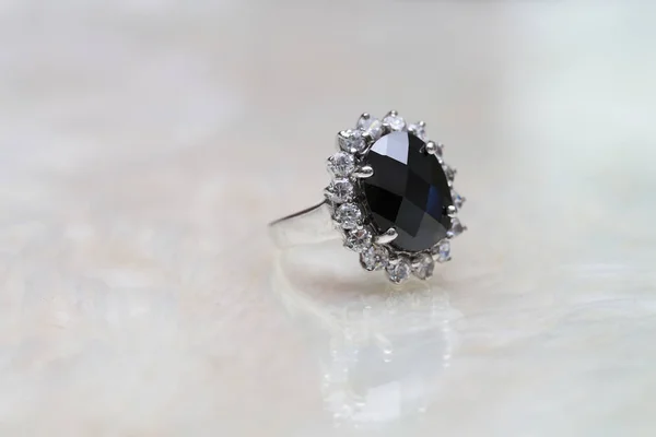 Piedra preciosa jaspe negro en anillo de diamantes — Foto de Stock