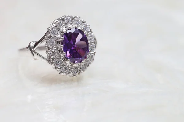 Pierre gemme violette sur bague en diamant — Photo