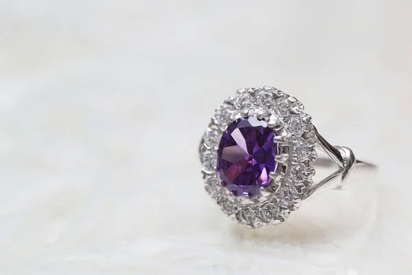 Pierre gemme violette sur bague en diamant — Photo