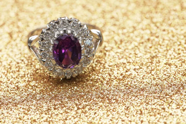 Фиолетовый камень на бриллиантовом кольце — стоковое фото