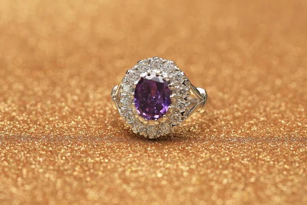 Pietra preziosa viola su anello di diamanti — Foto Stock