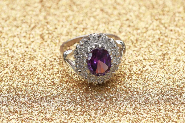 Pierre gemme violette sur bague en diamant — Photo