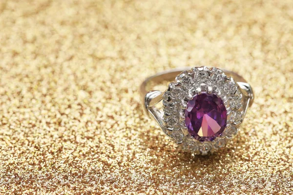 Pierre gemme violette sur bague en diamant — Photo