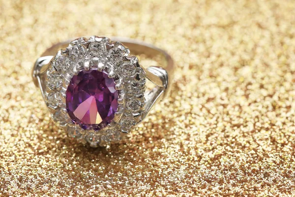 Pierre gemme violette sur bague en diamant — Photo