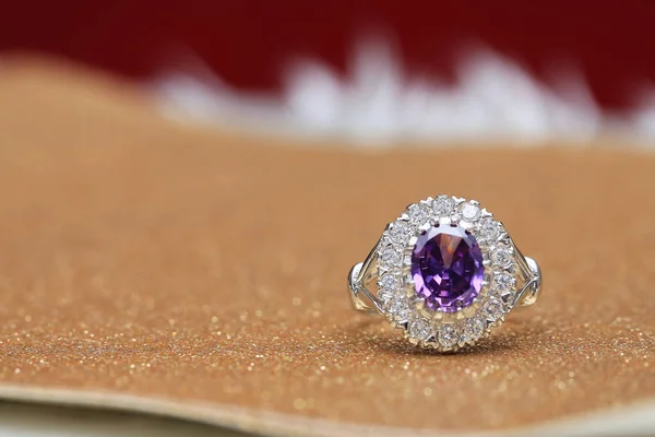Μωβ πολύτιμος λίθος σε διαμαντένιο δαχτυλίδι — Φωτογραφία Αρχείου