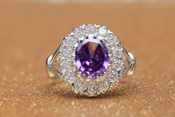 Pietra preziosa viola su anello di diamanti — Foto Stock