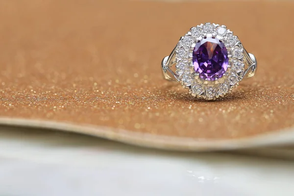 Pierre gemme violette sur bague en diamant — Photo