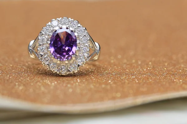 ダイヤモンドリングの紫色の宝石 — ストック写真