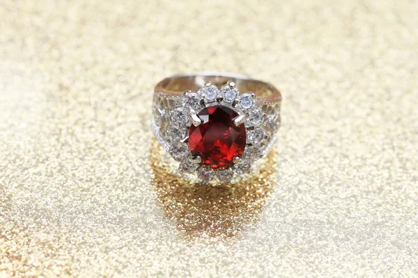 Pierre gemme rouge sur bague en diamant, gemme rubis — Photo