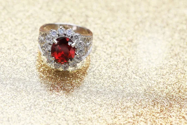 Pietra preziosa rossa su anello di diamanti, gemma rubino — Foto Stock