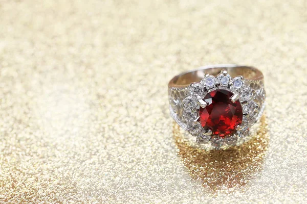 Elmas yüzükteki kırmızı değerli taş, Ruby.