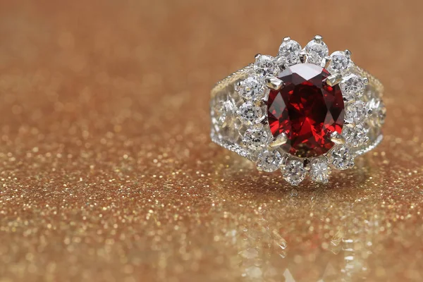 Gema roja en anillo de diamantes, gema de rubí — Foto de Stock