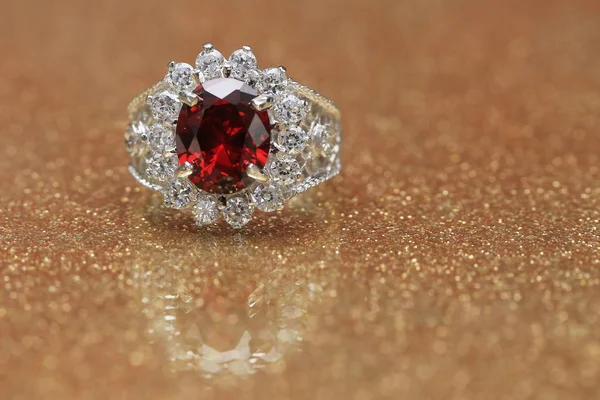 Pedra preciosa vermelha no anel de diamante, jóia de Ruby — Fotografia de Stock