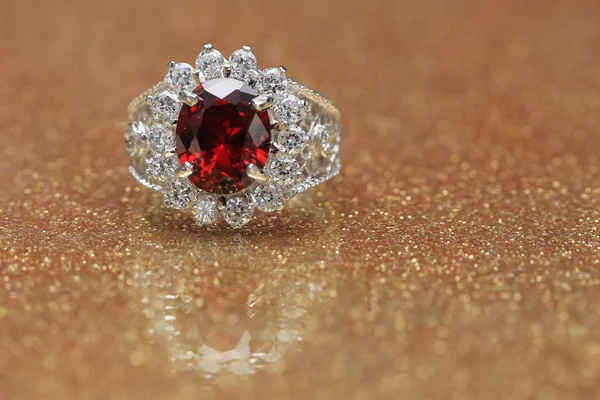 Elmas yüzükteki kırmızı değerli taş, Ruby.