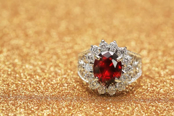 Pedra preciosa vermelha no anel de diamante, jóia de Ruby — Fotografia de Stock