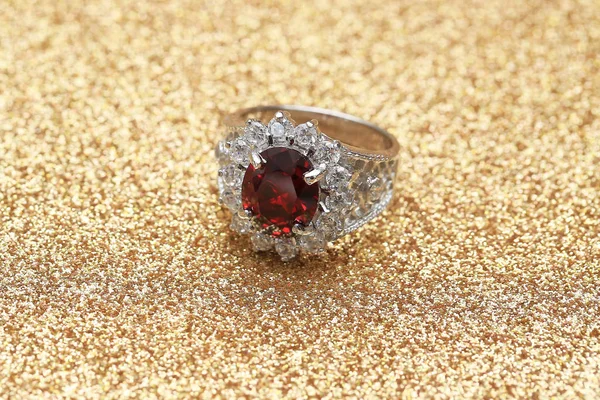 Röd ädelsten på diamantring, Ruby pärla — Stockfoto