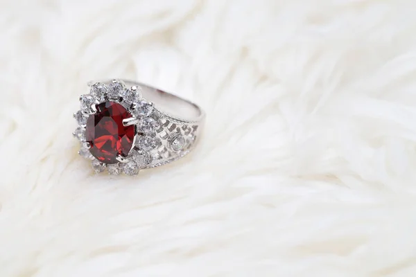 Pierre gemme rouge sur bague en diamant, gemme rubis — Photo