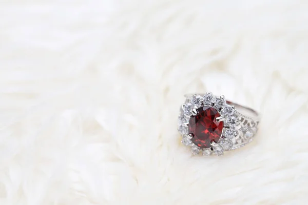 Pedra preciosa vermelha no anel de diamante, jóia de Ruby — Fotografia de Stock