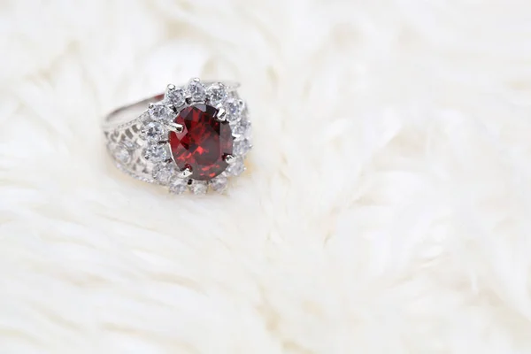 ダイヤモンドリングの赤い宝石ルビーの宝石 — ストック写真