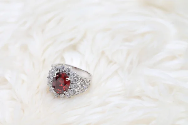 Красный драгоценный камень на бриллиантовом кольце, Руби Джем — стоковое фото
