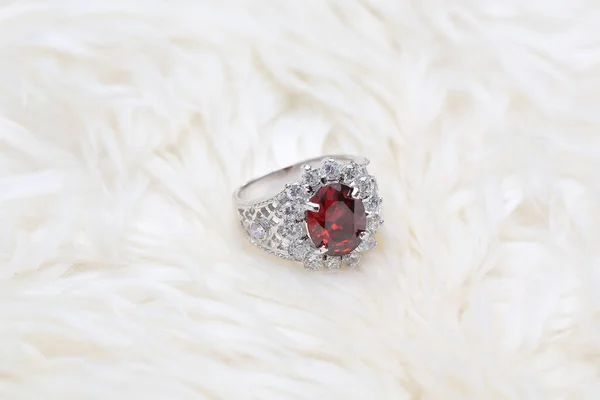 Pierre gemme rouge sur bague en diamant, gemme rubis — Photo