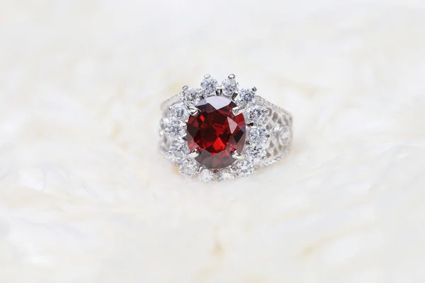 Gema roja en anillo de diamantes, gema de rubí — Foto de Stock