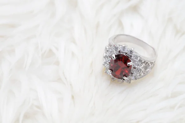Κόκκινο πολύτιμος λίθος στο δαχτυλίδι διαμάντι, Ruby στολίδι — Φωτογραφία Αρχείου