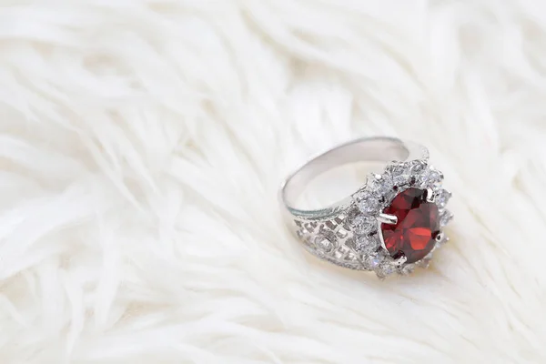 Röd ädelsten på diamantring, Ruby pärla — Stockfoto