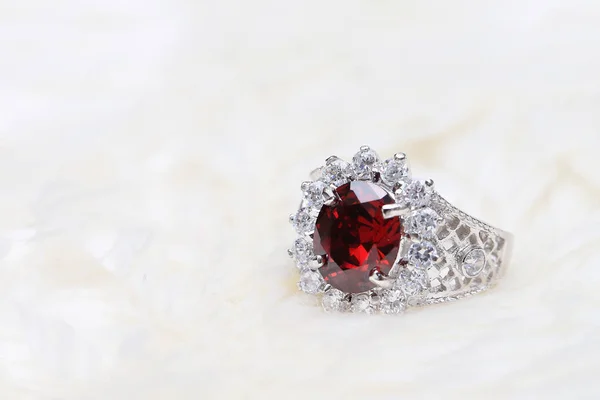 Pedra preciosa vermelha no anel de diamante, jóia de Ruby — Fotografia de Stock