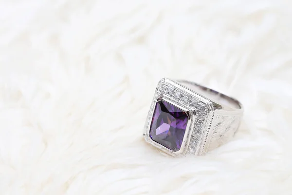 Gema púrpura en anillo de diamante —  Fotos de Stock