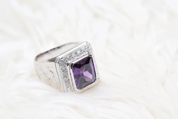 Pierre gemme violette sur bague en diamant — Photo