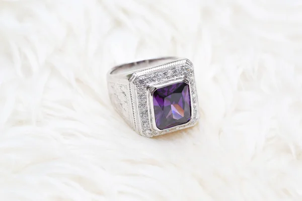 Gema púrpura en anillo de diamante — Foto de Stock
