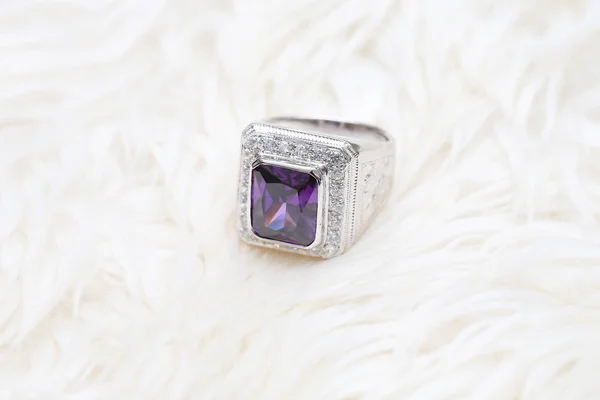 Pedra preciosa roxa no anel de diamante — Fotografia de Stock