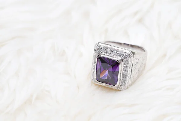 Fioletowy kamień szlachetny na diamentowym pierścieniu — Zdjęcie stockowe