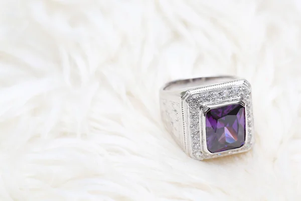 Pierre gemme violette sur bague en diamant — Photo