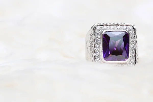 Batu permata ungu pada cincin berlian — Stok Foto