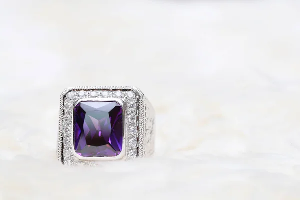 Pietra preziosa viola su anello di diamanti — Foto Stock