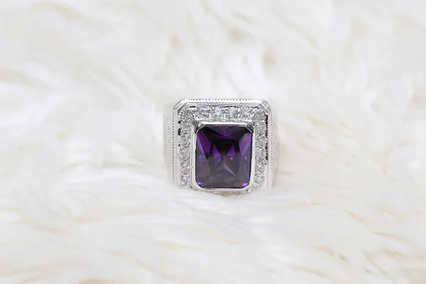 Фіолетовий камінь на алмазному кільці — стокове фото