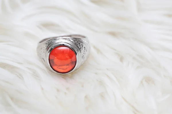 Κόκκινο πετράδι στο δαχτυλίδι — Φωτογραφία Αρχείου