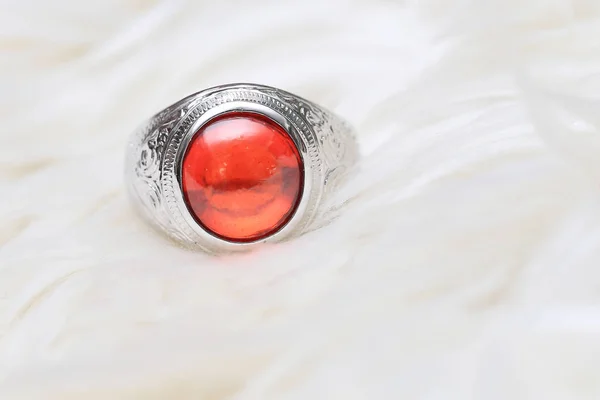 Rood juweeltje aan ring — Stockfoto