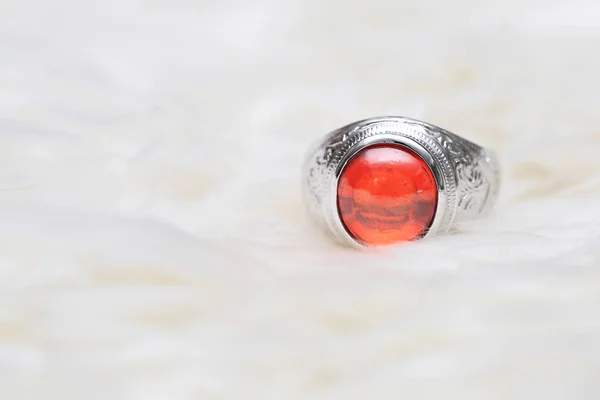 指輪の赤い宝石 — ストック写真