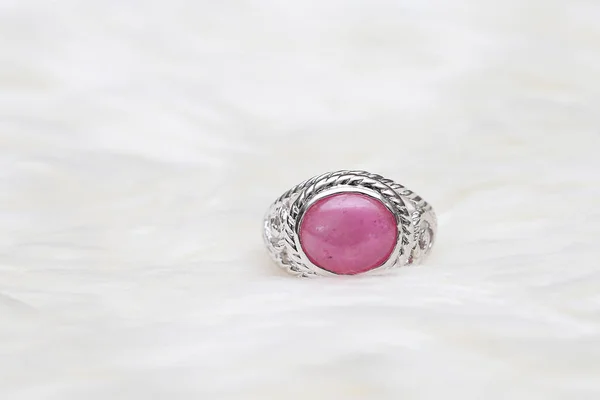 Roze steen op zilveren ring — Stockfoto