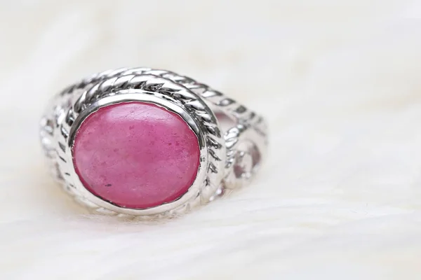 Růžový kámen na stříbrném prstenu — Stock fotografie