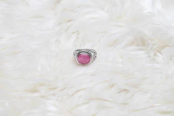 Piedra rosa sobre anillo de plata —  Fotos de Stock
