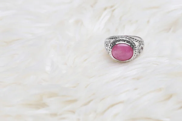 Růžový kámen na stříbrném prstenu — Stock fotografie