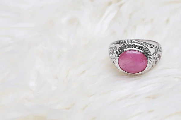 Рожевий камінь на срібному кільці — стокове фото
